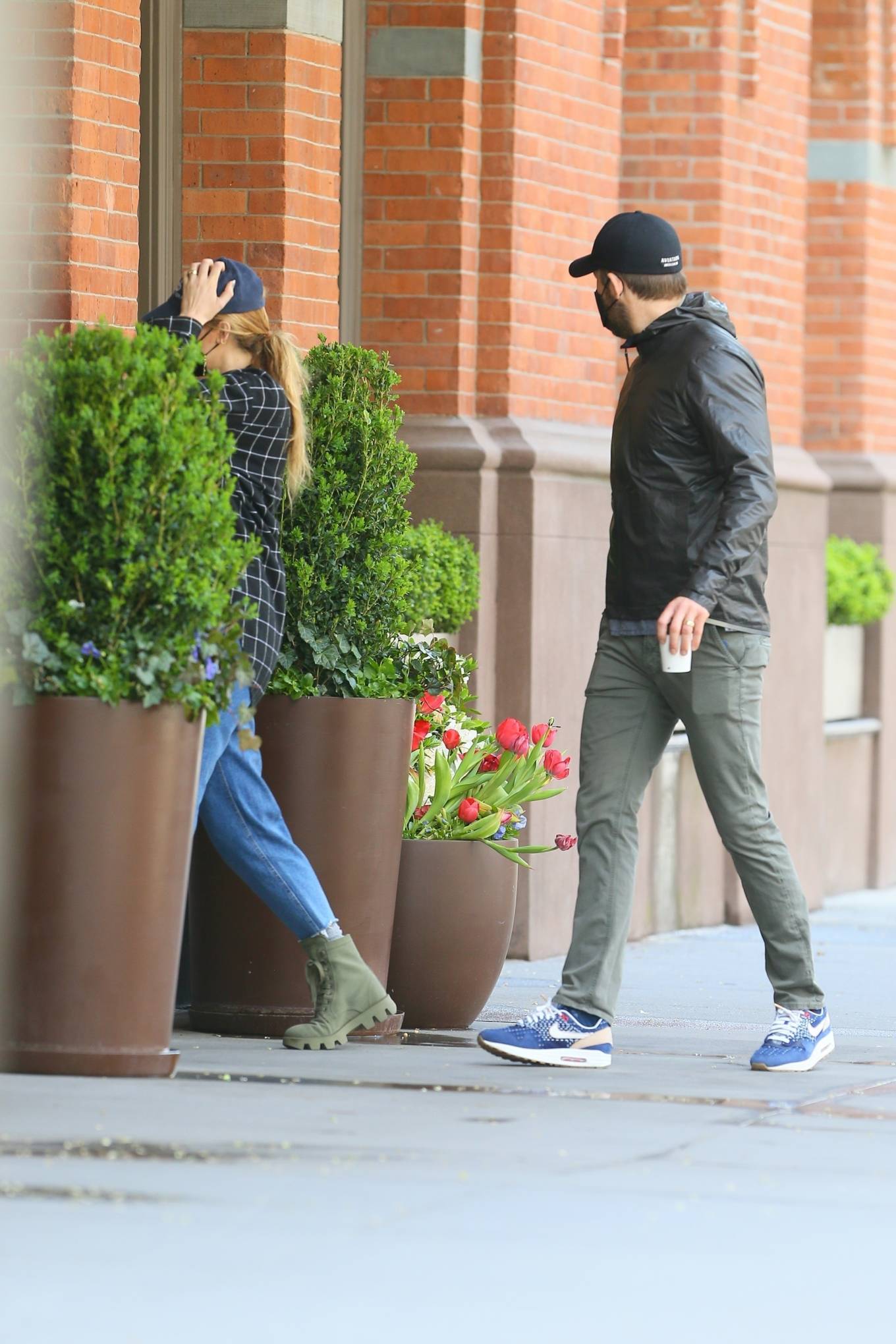 https://www.gotceleb.com/wp-content/uploads/photos/blake-lively/with-ryan-reynolds-return-to-their-apartment-with-coffee-in-new-york/Blake-Lively---With-Ryan-Reynolds-return-to-their-apartment-with-coffee-in-New-York-01.jpg