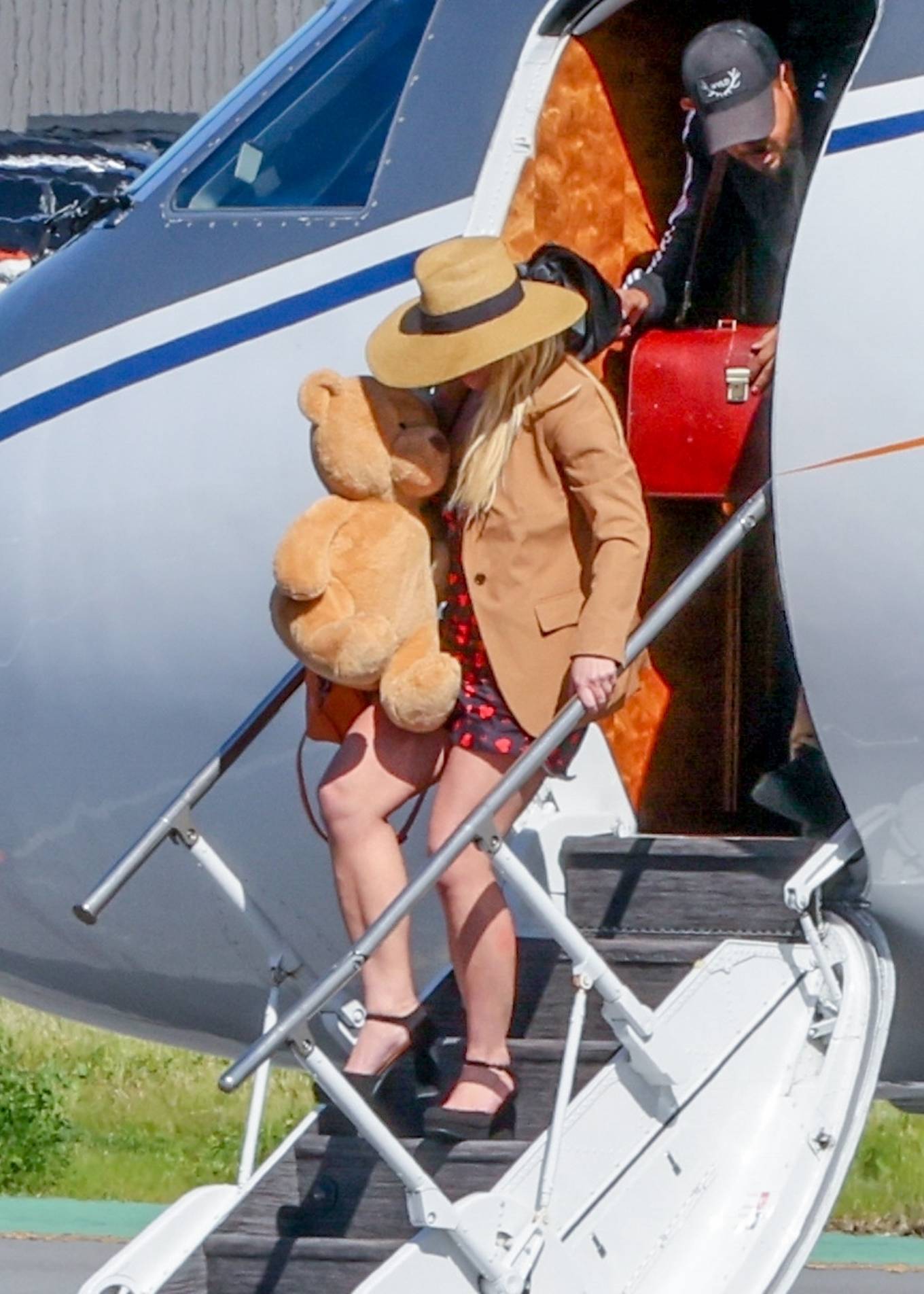 Britney Spears 2023 : Britney Spears – Departs a private jet after arriving in Los Angeles-04