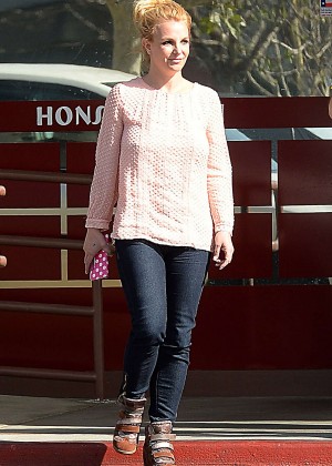 Britney Spears in Jeans at Honshu Sushi in Westlake Village