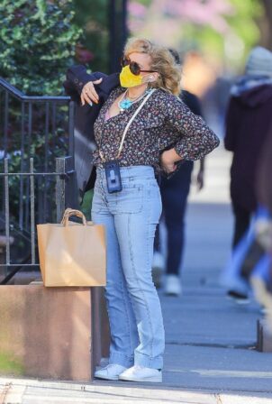 Busy Philipps - In denim shopping for groceries in New York
