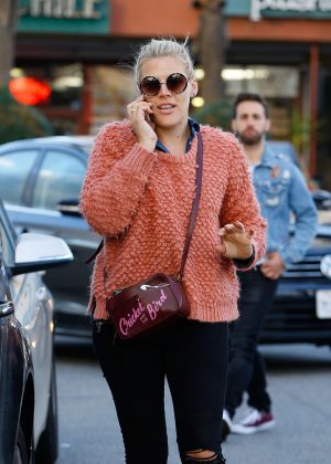 Busy Philipps - Shopping at the grocery store in West Hollywood