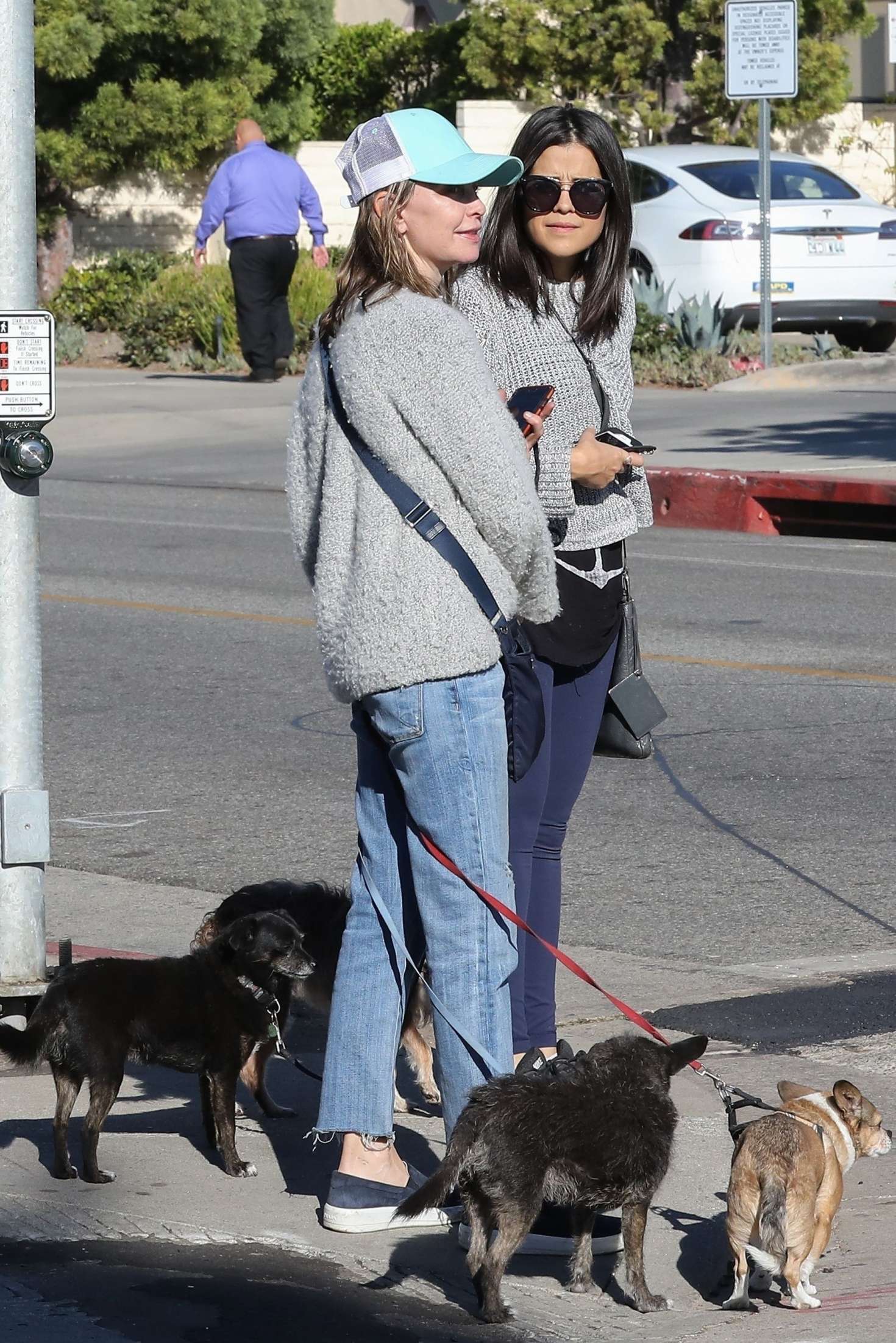 Calista Flockhart with her dogs off at a pet boutique -21 | GotCeleb