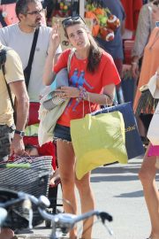 Charlotte Casiraghi - Shopping on the market in Cap-Ferret