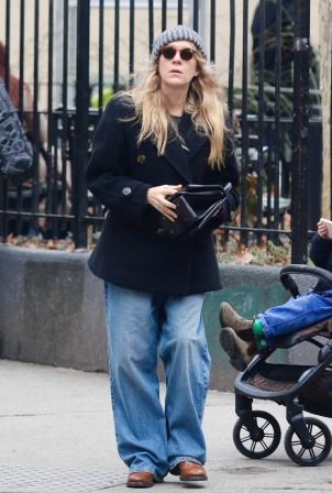 Chloe Sevigny - Seen in baggy jeans in New York