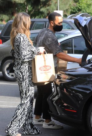 Chrissy Teigen and John Legend - Spotted picking up groceries in Los Angeles