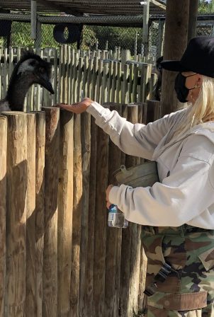 Christina Aguilera - With Matthew Rutler seen at Everglades Alligator Farm in Florida