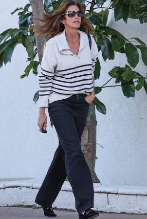 Cindy Crawford - Spotted at office building in Malibu