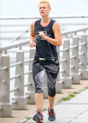 Claire Danes - Gets in a morning run before the New York Marathon in NYC