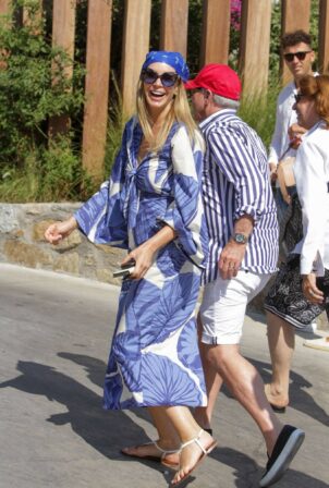 Claudia Schiffer – With Tommy Hilfiger on a vacation in Greece | GotCeleb