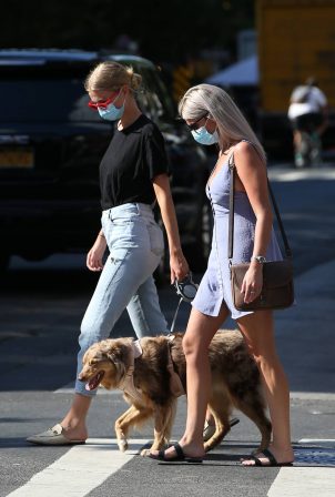 Daphne Groeneveld - Wearing a face mask during the Covid-19 Pandemic in NYC