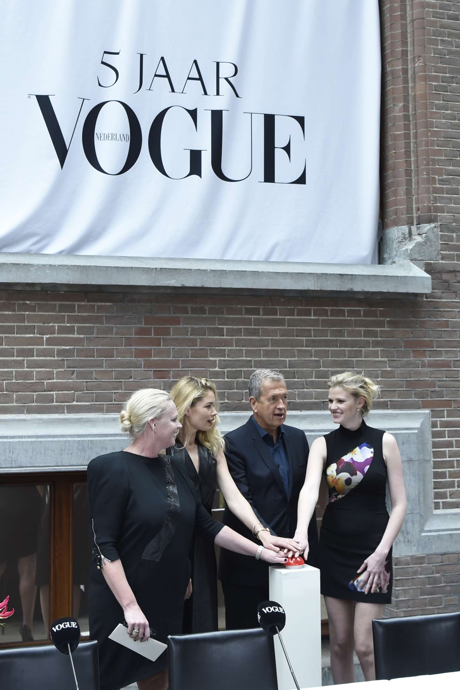 Doutzen Kroes And Lara Stone At Vogue Issue Lounge 06 Gotceleb