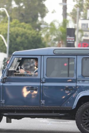 Elisabetta Canalis - Spotted in her Land Rover Defender in Los Angeles