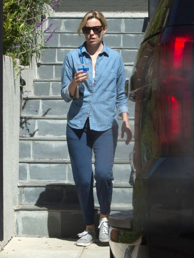 Elizabeth Banks in Jeans -14 – GotCeleb