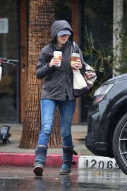 Elizabeth Banks - On a rainy day in Los Angeles