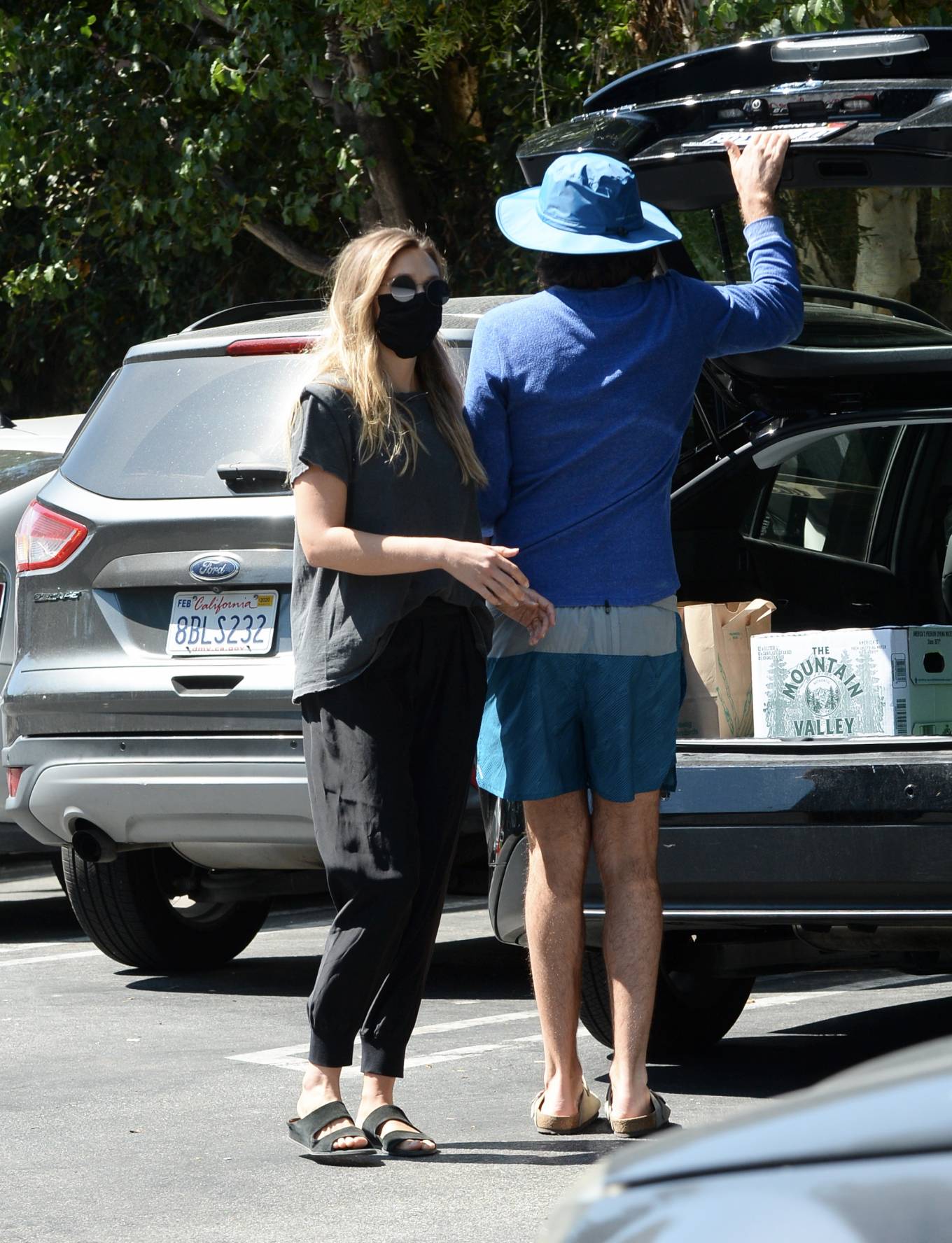 Elizabeth Olsen with fiance Robbie Arnett – Shopping in Sherman Oaks