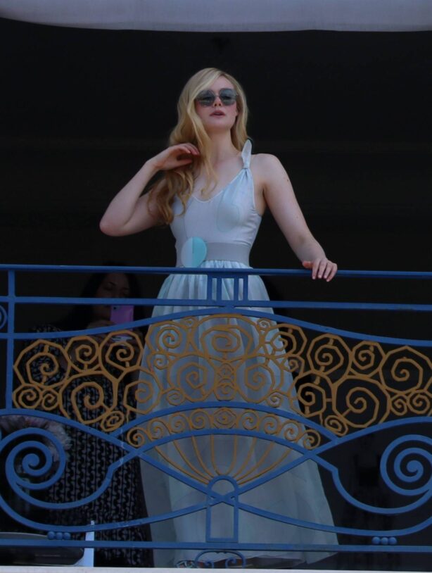 Index of /wp-content/uploads/photos/elle-fanning/spotted-at-the-balcony