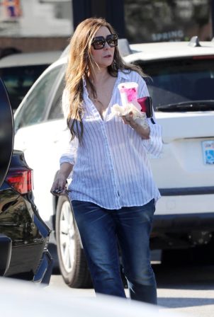 Ellen Pompeo - Stoped at Goodwill and Starbucks run in Hollywood