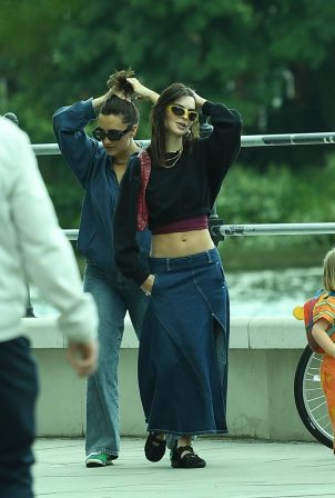 Emily Ratajkowski - Arrives for lunch at River Cafe in London