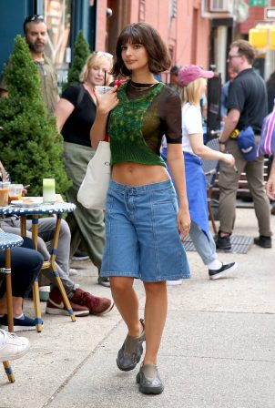 Emily Ratajkowski - Films a cameo for 'Too Much' in New York