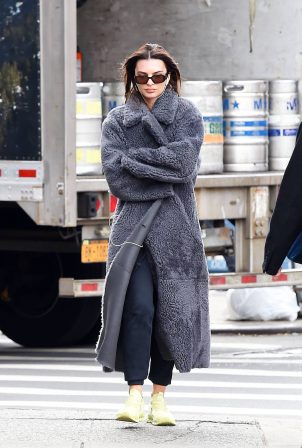Emily Ratajkowski - Out on a stroll in New York City