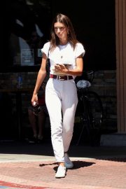 Emily Ratajkowski - Spotted at Lassens Natural Foods and Vitamins Market in LA