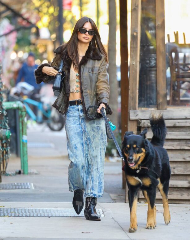 Index of /wp-content/uploads/photos/emily-ratajkowski/taking-her-dog