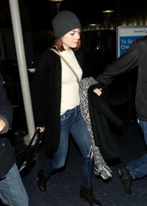 Emma Stone - Arrives at Los Angeles International Airport