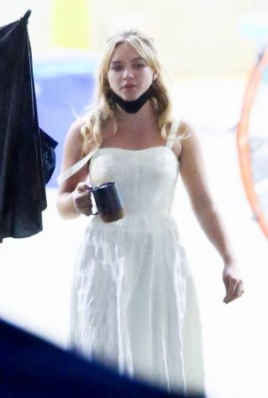 Florence Pugh - On set of 'Don't Worry Darling' in Los Angeles