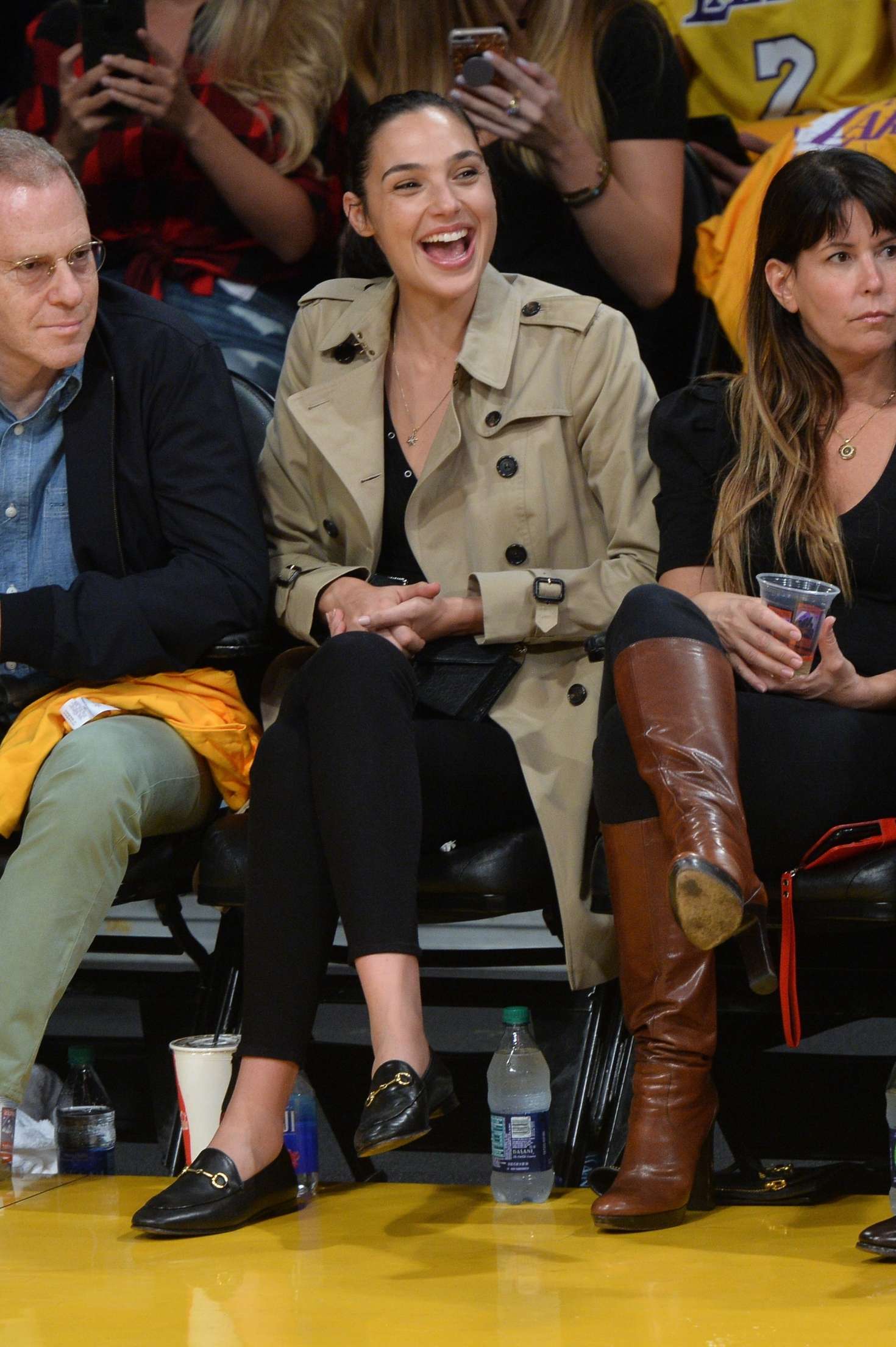 Gal Gadot 2017 : Gal Gadot at the Lakers vs Clippers game -01