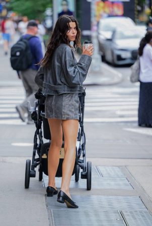 Georgia Fowler - Steps Out in SoHo - New York