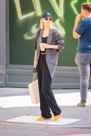 Gigi Hadid - Arrives at her apartment with Isaac Ross in New York