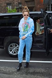 Gigi Hadid - Head to Her Home in New York