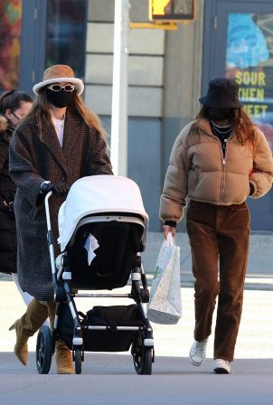Gigi Hadid - Out for a stroll with her baby daughter in New York City