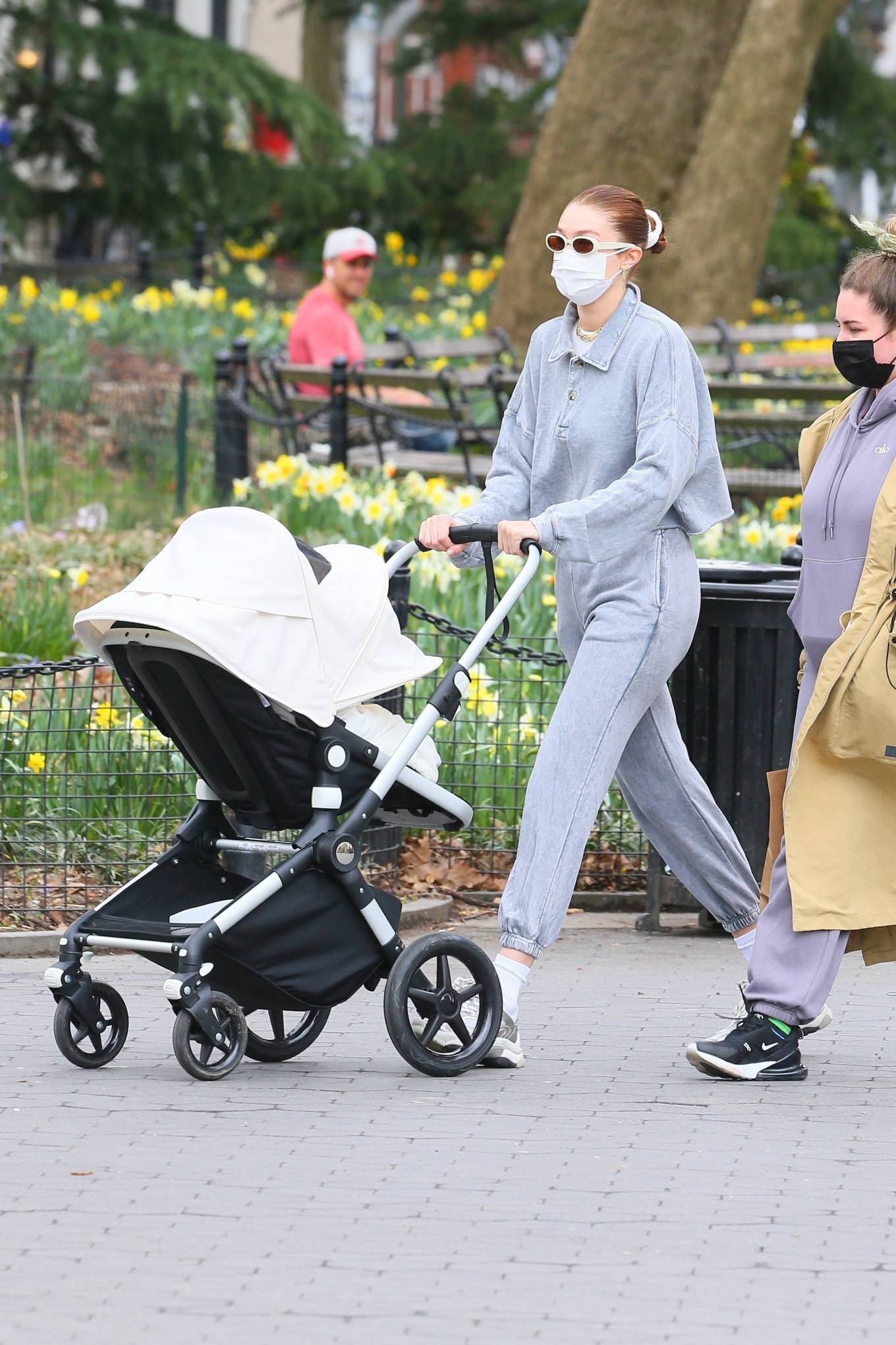 Gigi Hadid - with her daughter in New York-11 | GotCeleb