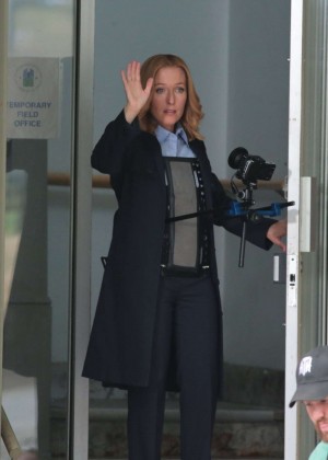 Gillian Anderson - Filming 'The X-files' in Vancouver