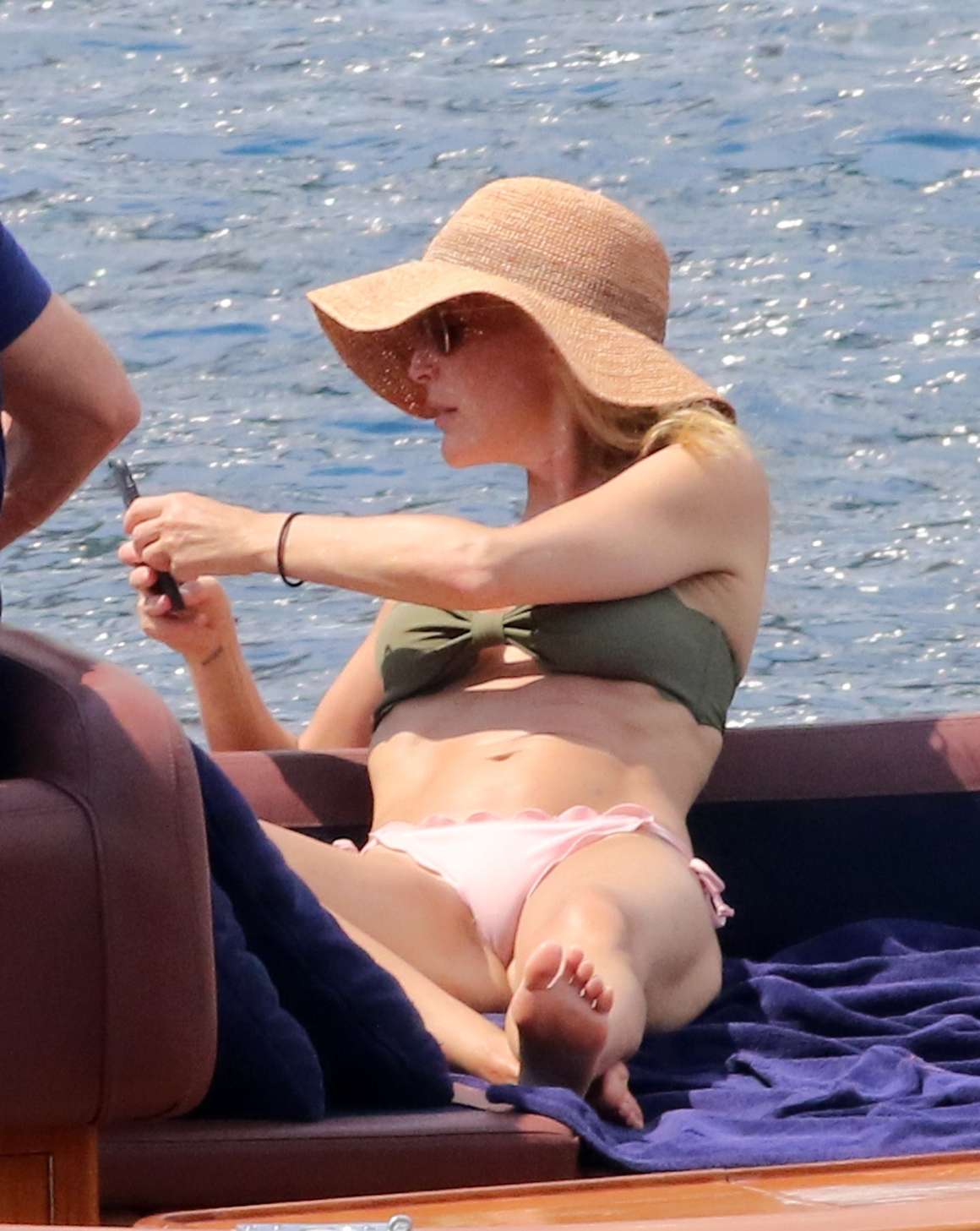 Gillian anderson bikini