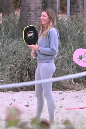 Gisele Bundchen - Spends quality time with her daughter Vivian playing beach tennis in Miami