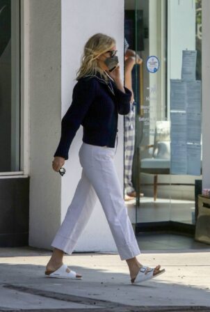 Gwyneth Paltrow - Leaves a clothing store in Santa Monica