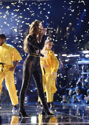 Hailee Steinfeld - Performs at The Voice - Season 15 'Live Semi Final Results'