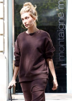 Hailey Baldwin Arrives at her hotel in Paris