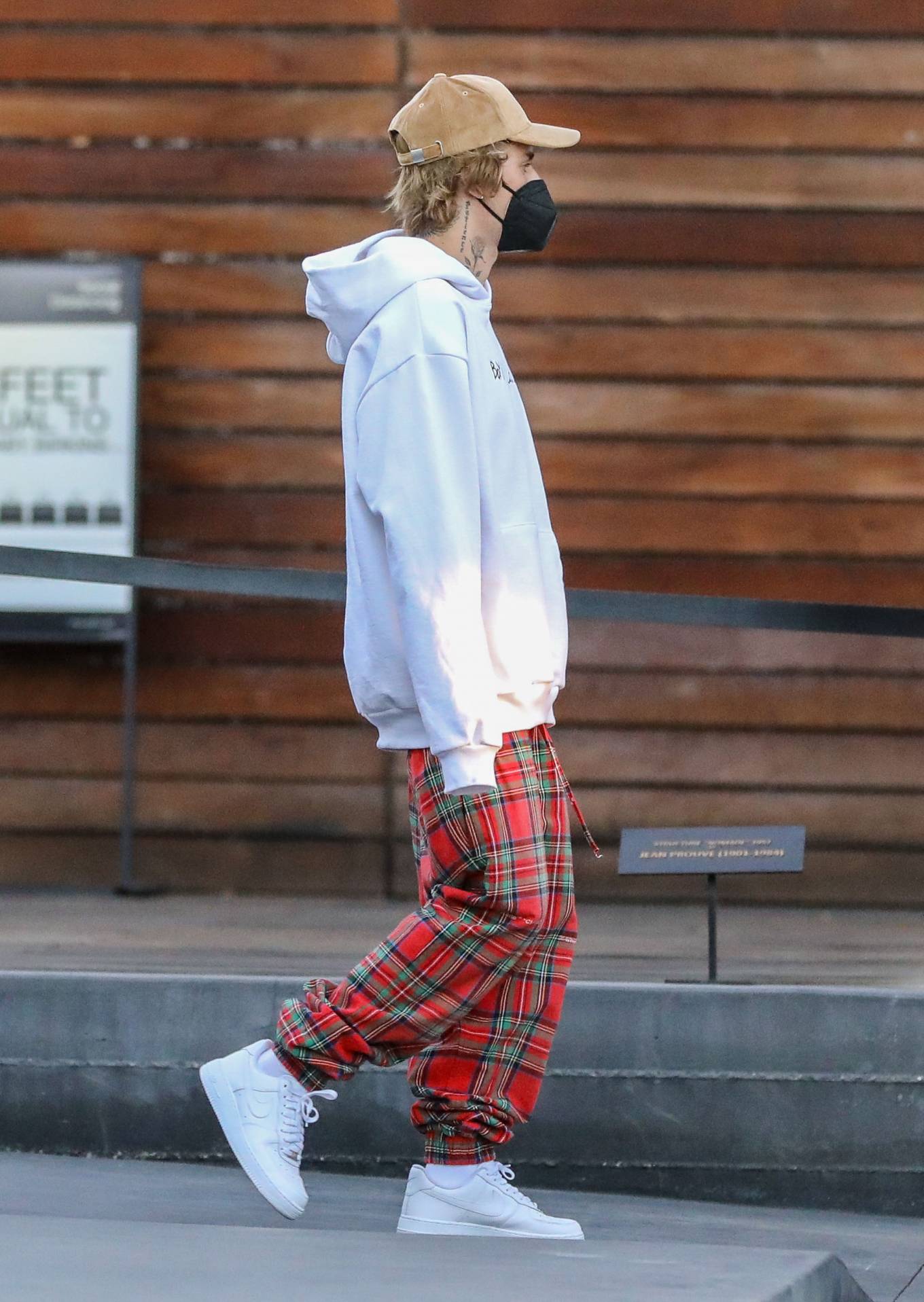 Hailey Bieber and Justin Bieber - Christmas shopping at Maxfield in