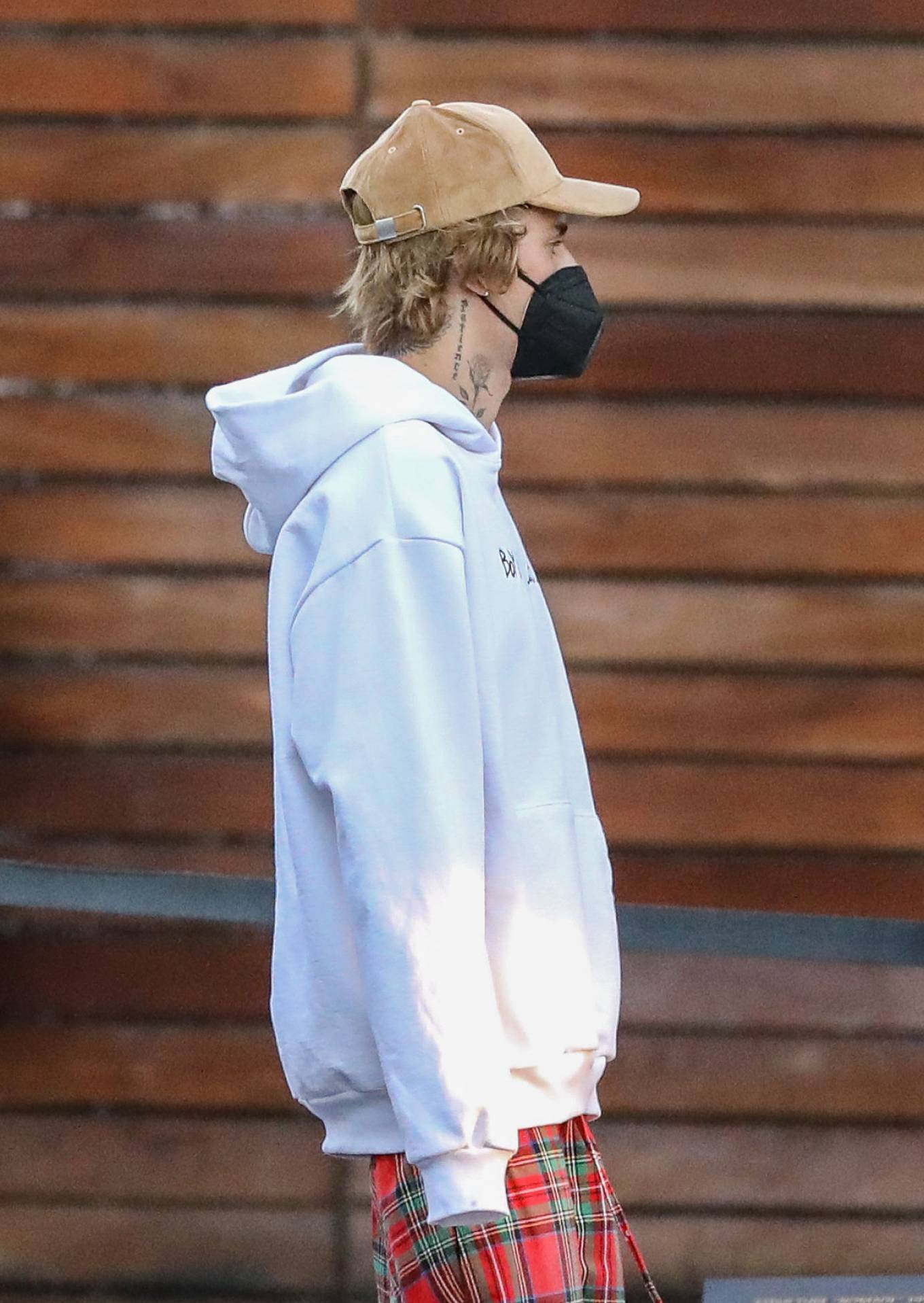 Hailey Bieber and Justin Bieber - Christmas shopping at Maxfield in