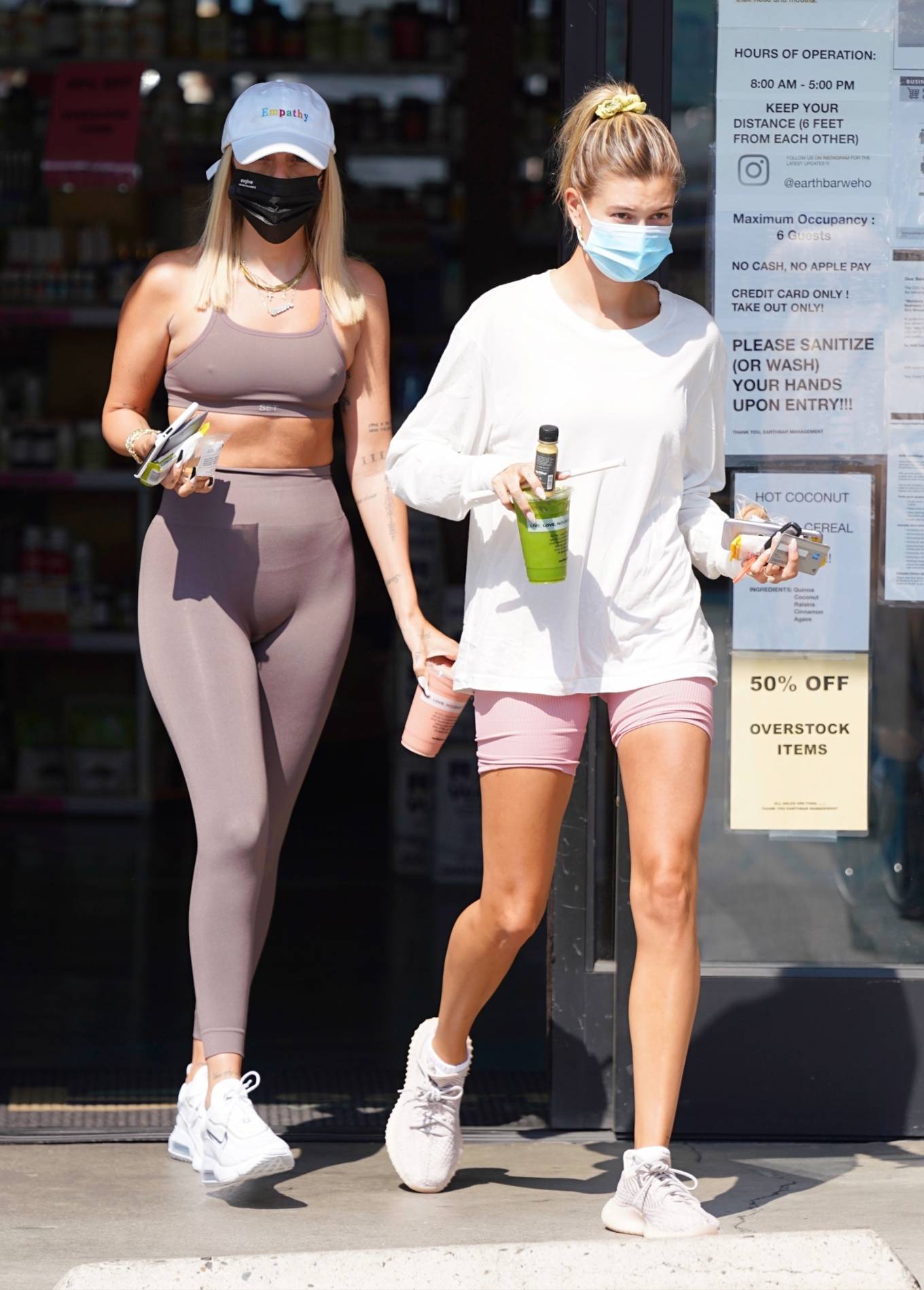 Hailey Bieber – Grab juice drinks from Earth Bar in West Hollywood