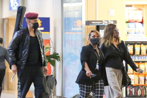 Index of /wp-content/uploads/photos/halle-berry/arriving-at-orlando