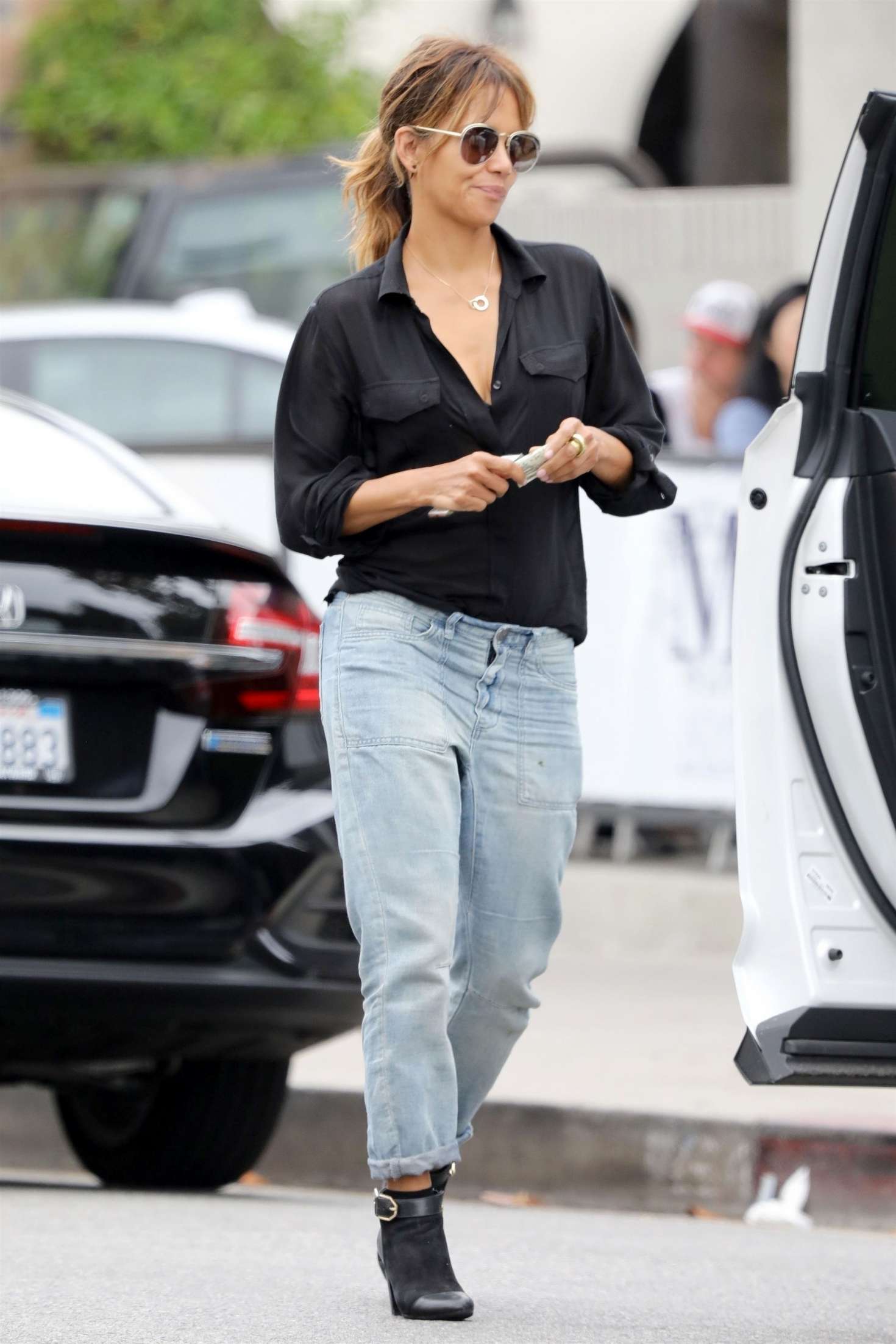 Halle Berry 2018 : Halle Berry at District Eatery -13