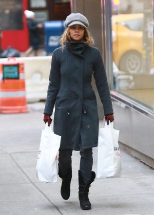 Halle Berry - Shopping at Duane Reade drugstore in Manhattan