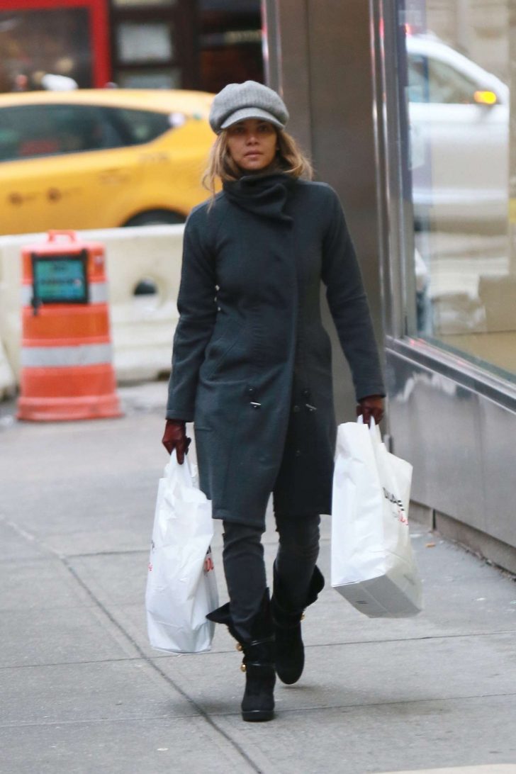 Index of /wp-content/uploads/photos/halle-berry/shopping-at-duane-reade