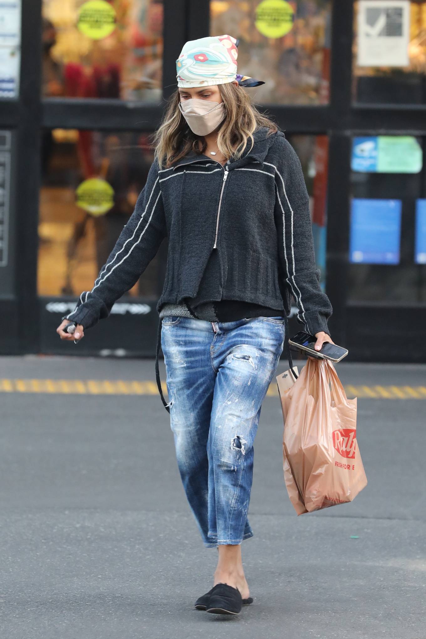 Halle Berry 2022 : Halle Berry – Shopping candids at Ralphs in Beverly Hills-04