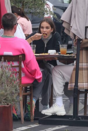 Hana Cross - Seen on a lunch with her friends in Los Angeles