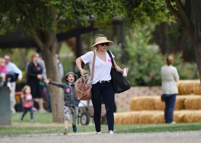 Index of /wp-content/uploads/photos/hilary-duff/at-underwood-farms